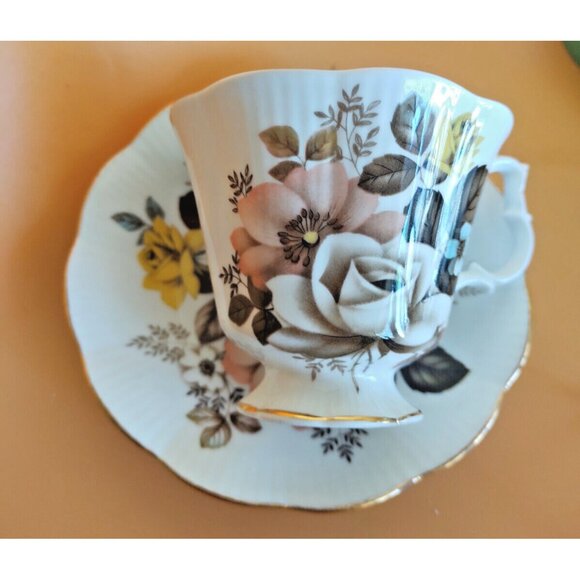 Royal Albert Footed Teacup And Saucer Set Pastel Roses And Nasturtiums - England - Picture 13 of 13